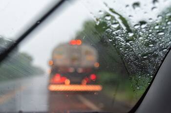 Santiago bajo la lluvia: el sencillo truco casero que evitará que se empañe tu parabrisas