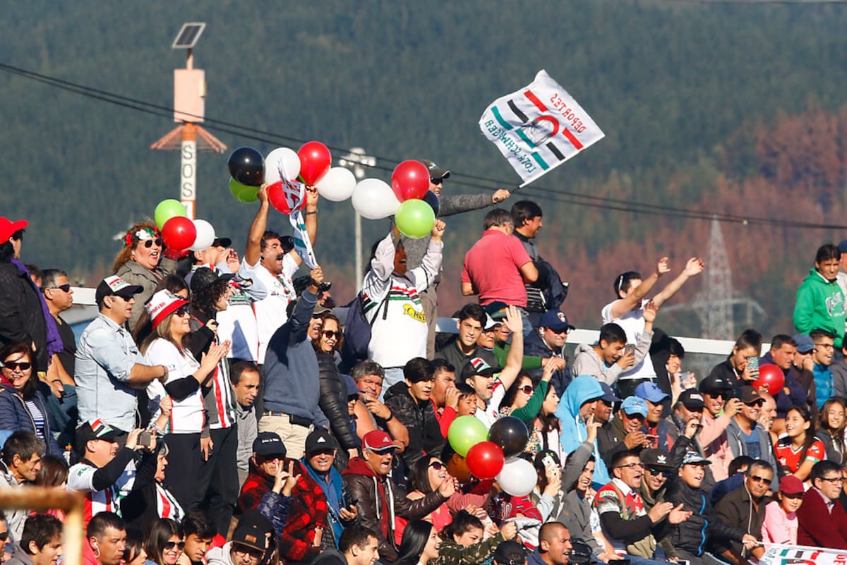 Hinchas de Lota alientan a su equipo.