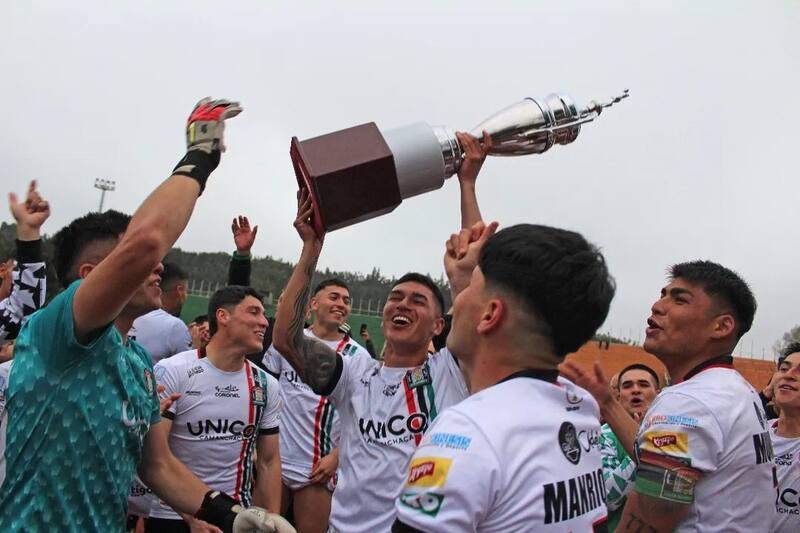 celebrando el título de la Zona Sur de Tercera B. Foto: @lotaschwager_oficial