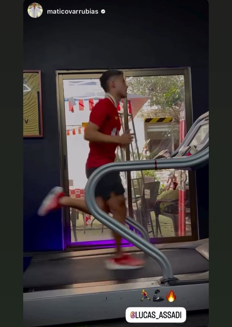Entrenando con la camiseta del Liverpool.