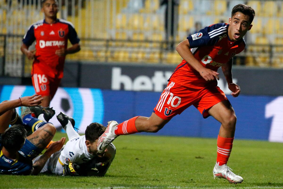 Lucas Assadi estará en la banca ante Everton, luego de cumplir su participación con La Roja en Santiago 2023 (Foto: Aton)