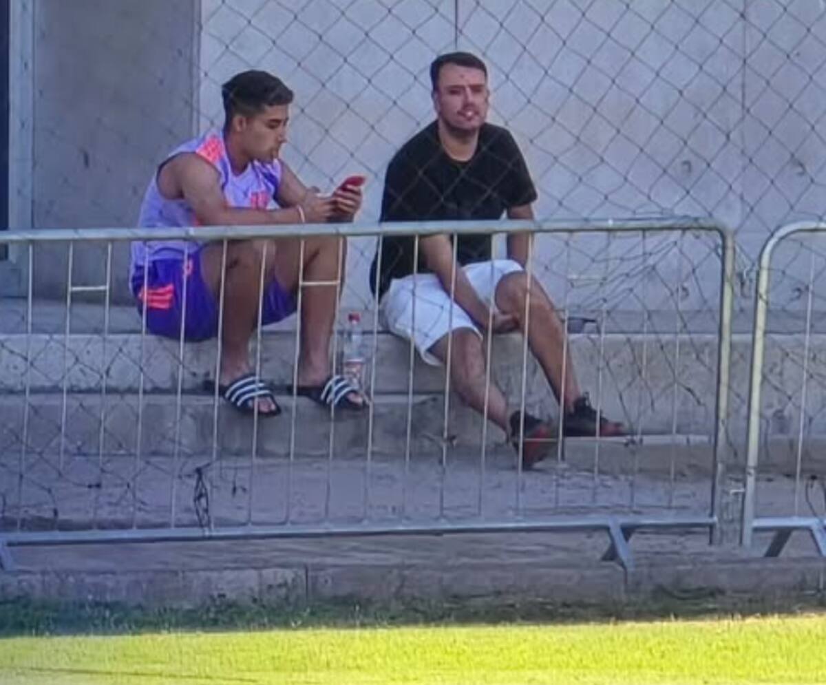 El delantero viendo a la Sub 18 de la U. Foto: La Voz Azul.
