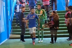 VIDEO | Lucas Assadi se burla de los hinchas de la UC con polémico gesto en el Claro Arena