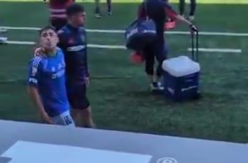 VIDEO | ¡Pueden castigarlo! Lucas Assadi escupió a hinchas de la UC que lo insultaron