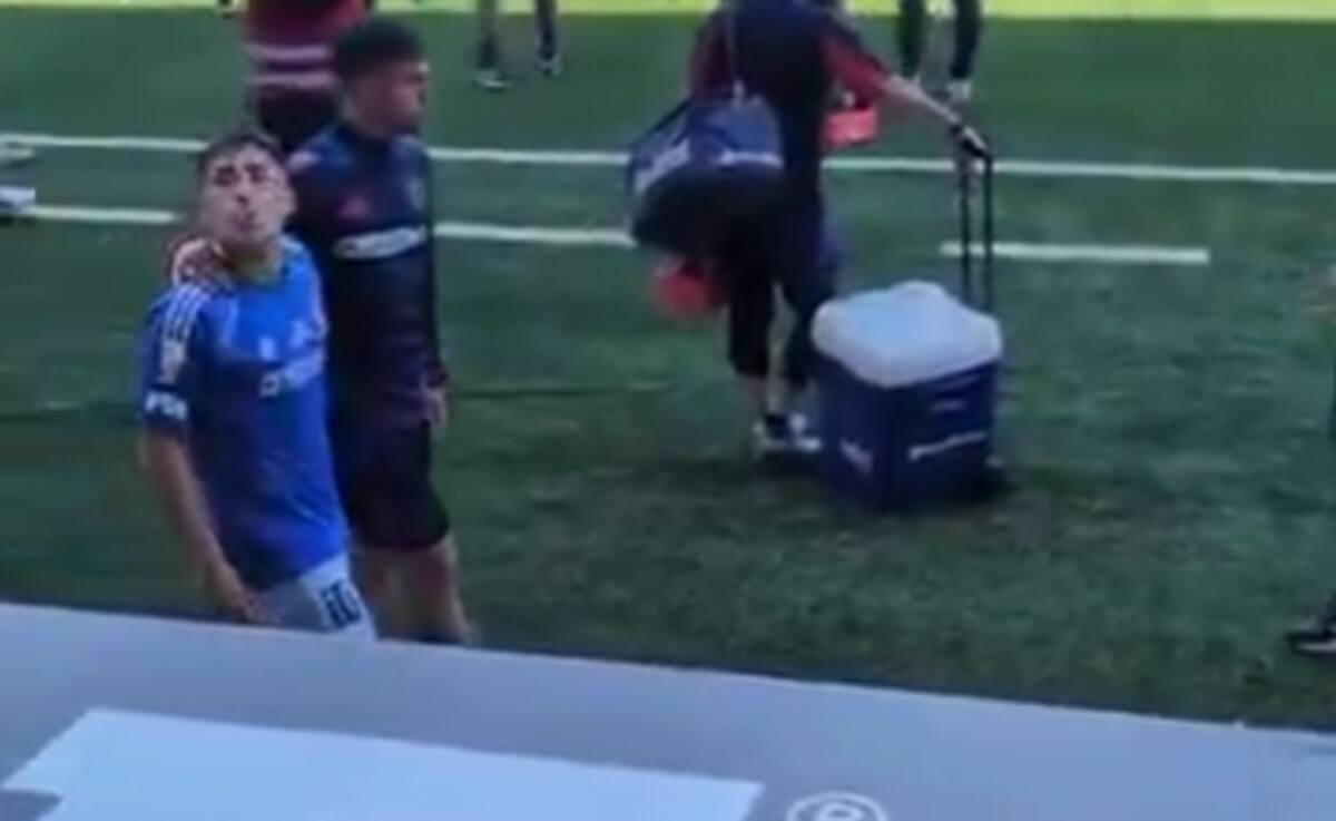 Escupió a hinchas de Universidad Católica en el Clásico Universitario.
