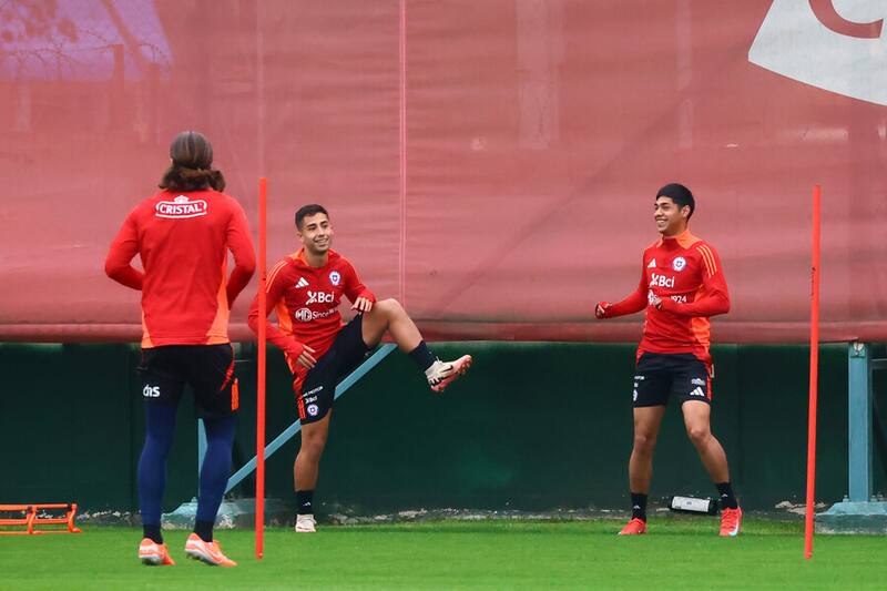 El volante de la U entrenando junto a Darío Osorio en la Selección Chilena. Foto: Aton.