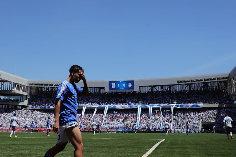 Lucas Assadi salió lesionado en el Clásico Universitario. Foto: Aton.