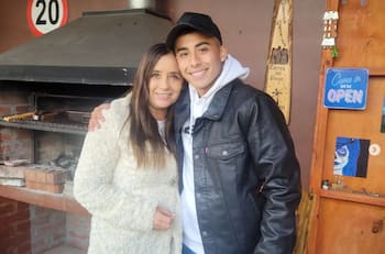 Familia unida: Madre y polola de Lucas Assadi posan juntas en despedida de soltera