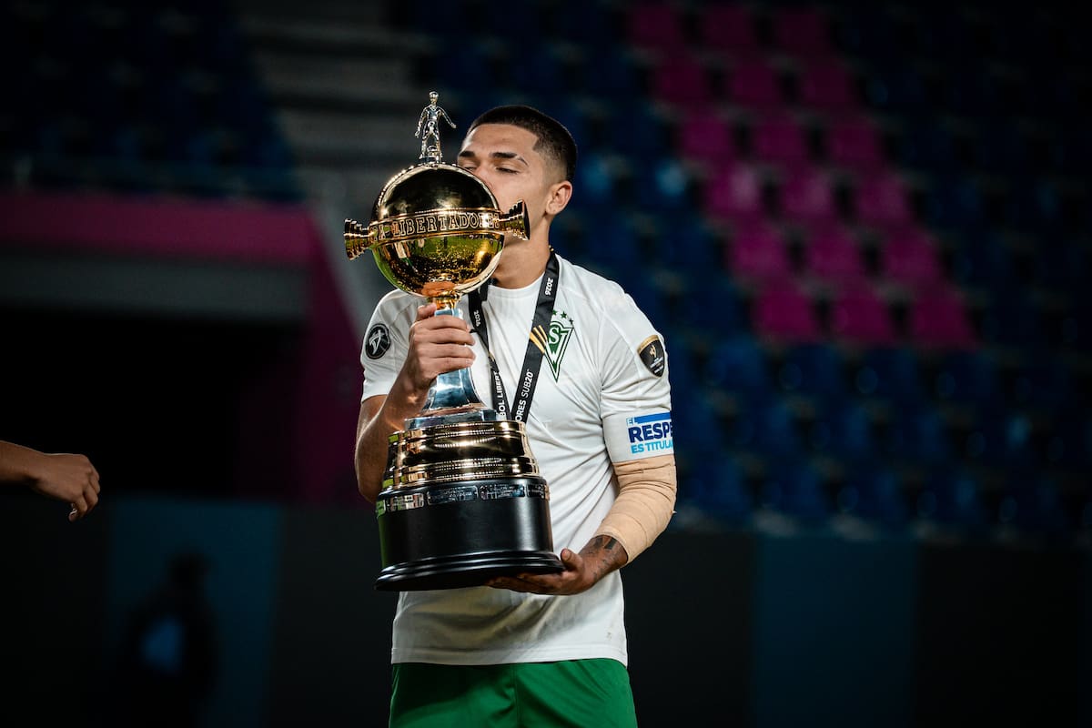 El capitán del Santiago Wanderers campeón. Foto: @Conmebol.