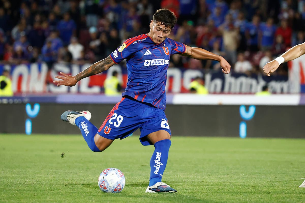 La incipiente figura azul ocupa cupo de extranjero en cancha pero no en la lista de inscritos. Foto: Aton.