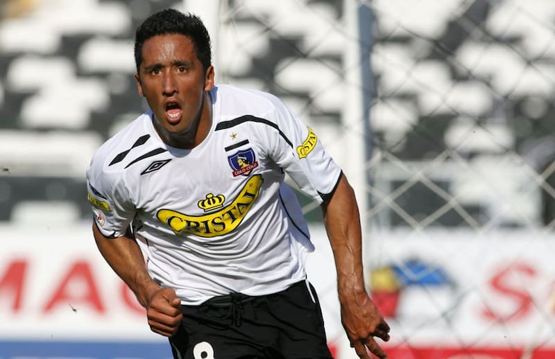 vistiendo la camiseta de Colo Colo en 2008