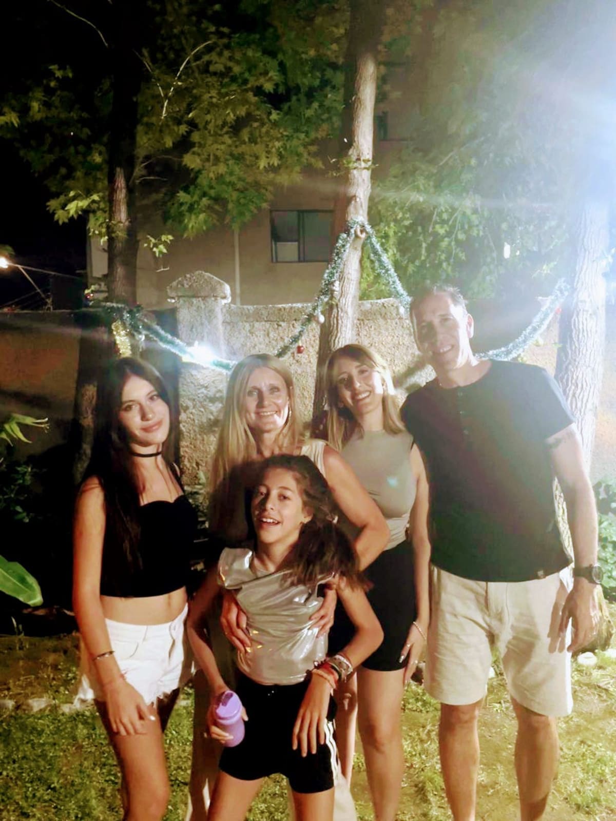 El entrenador, su esposa y sus tres hijas. Ellas están en Argentina, aunque el técnico no descarta que puedan radicarse con él en Chile.