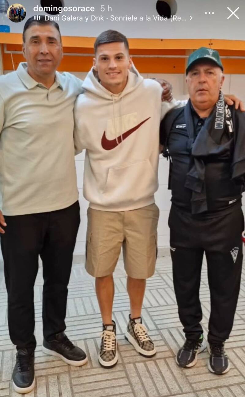 El extremo de Colo Colo se sacó una foto con Héctor Robles y Domingo Sorace en el partido de Santiago Wanderers