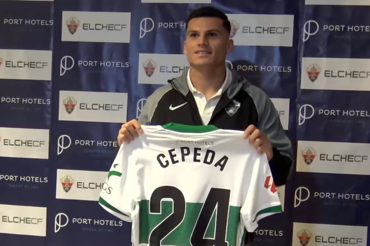El delantero fue presentado en Elche.