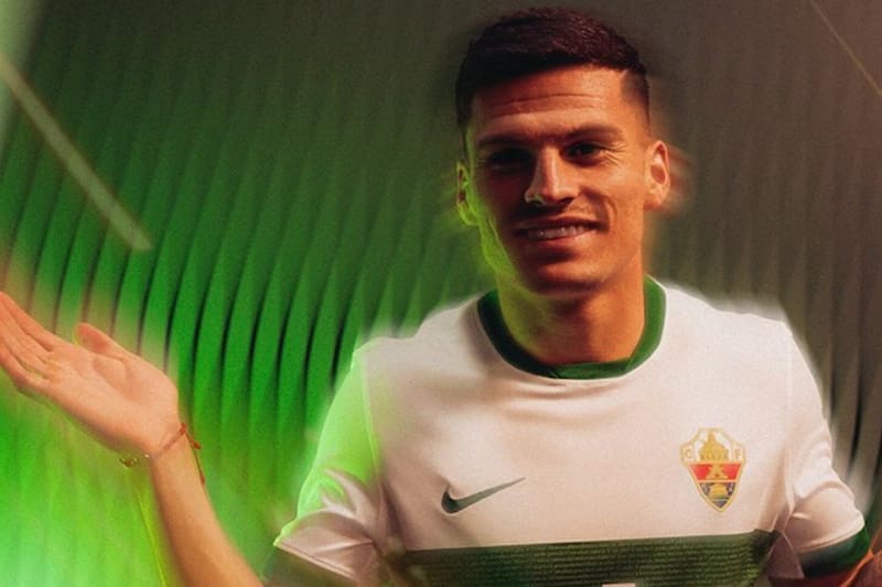 El delantero fue presentado en Elche de España.