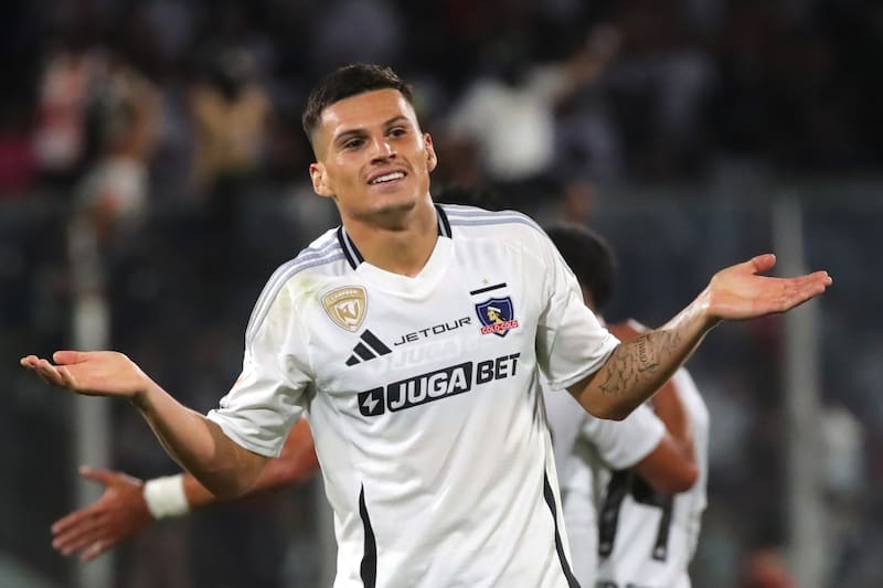celebrando su gol en Colo Colo. Foto: Aton.