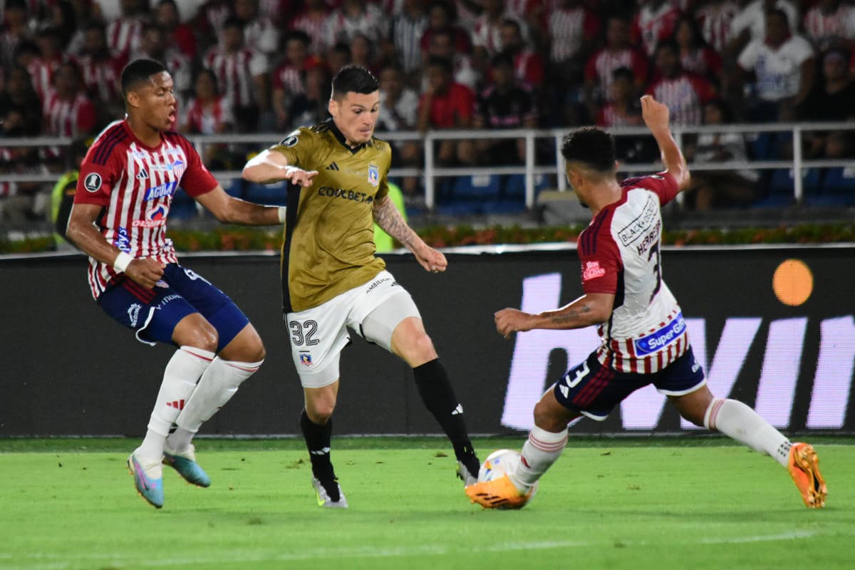 Lucas Cepeda frente a Junior de Barranquilla.