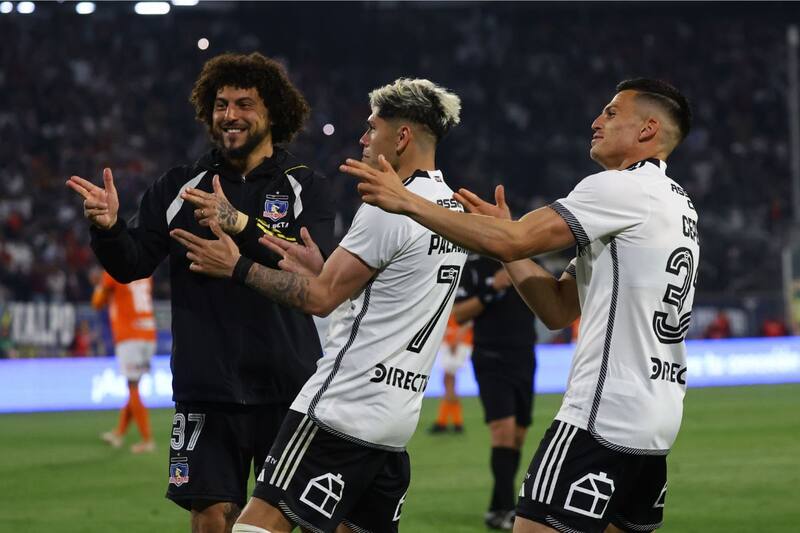 celebra un gol junto a Carlos Palacios y Maximiliano Falcón. El ex Wanderers catalogó a su club formador como el cuarto grande de Chile.