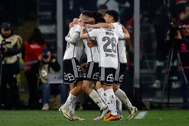celebrando su gol en Colo Colo.