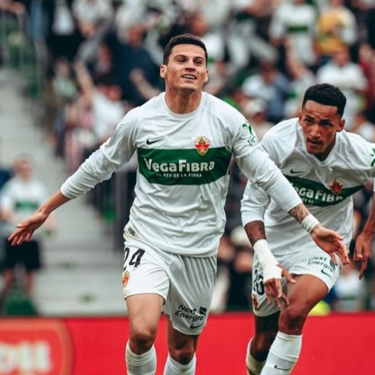 Alexis y Suazo hincharán por Lucas Cepeda: el Elche se juega su “final del mundo” en España
