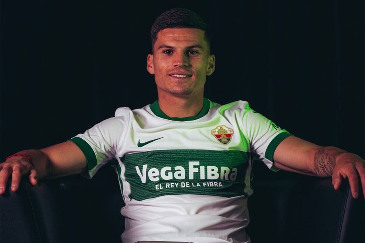 El delantero fue presentado en Elche de España.
