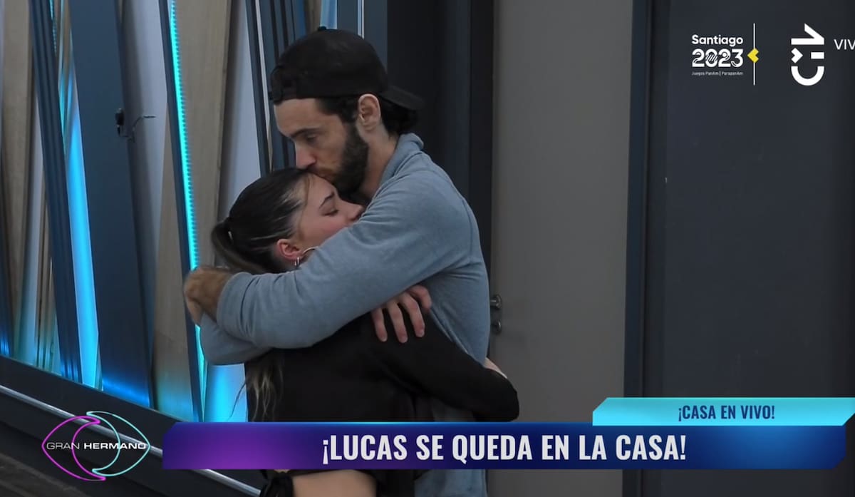 Lucas Crespo volviendo a saludar a sus compañeros.