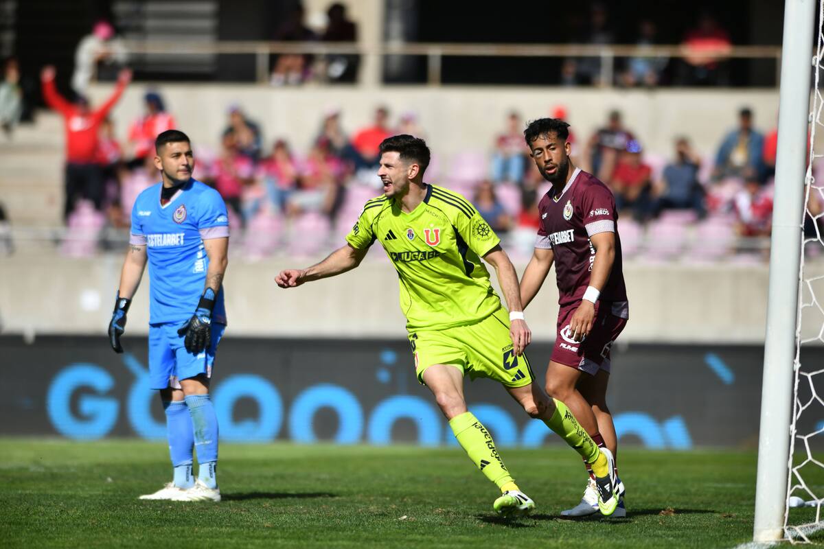 Celebra tras marcar un gol contra Deportes La Serena.