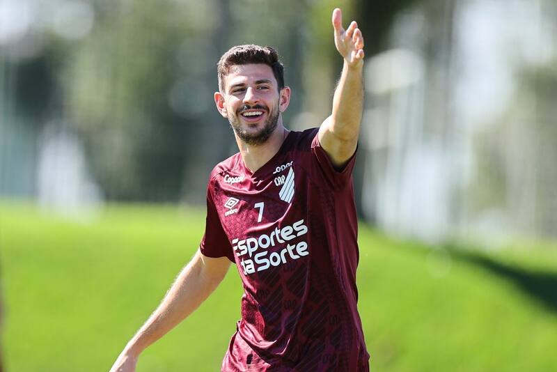 es jugador del Athletico Paranaense.