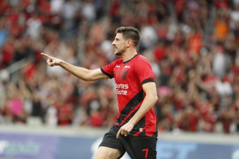 Lucas Di Yorio con la camiseta de Athletico Paranaense.