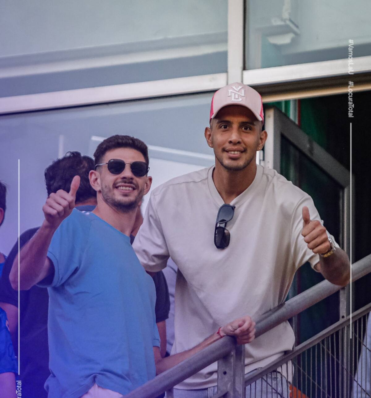 Los delanteros de la U fueron a apoyar a Everton.