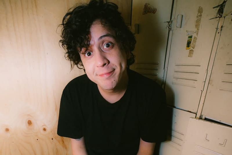 es un destacado comediante.