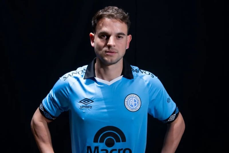 Lucas Menossi con la camiseta de Belgrano.