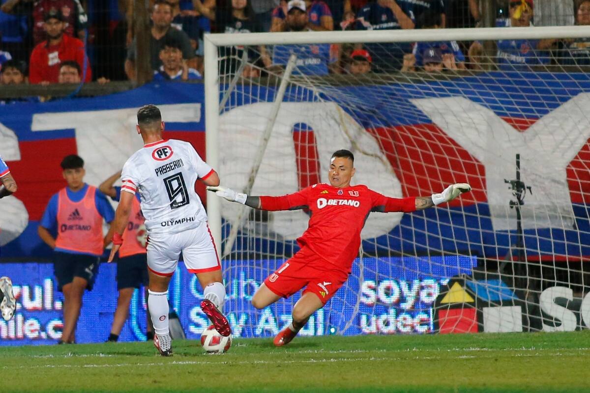 jugando por Unión La Calera contra Universidad de Chile.