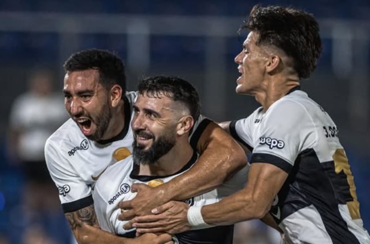 A Lucas Pratto le pidieron compararse con Esteban Paredes: así respondió