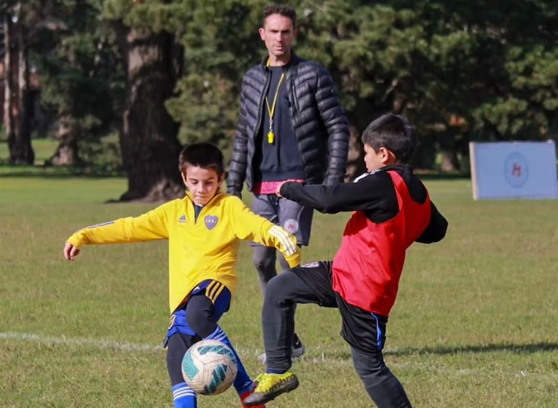 volvió a su ciudad natal tras retirarse del fútbol profesional y ahora se dedica a formar jóvenes futbolistas en Mar del Plata. (Foto: @UniversoFC.MDP)