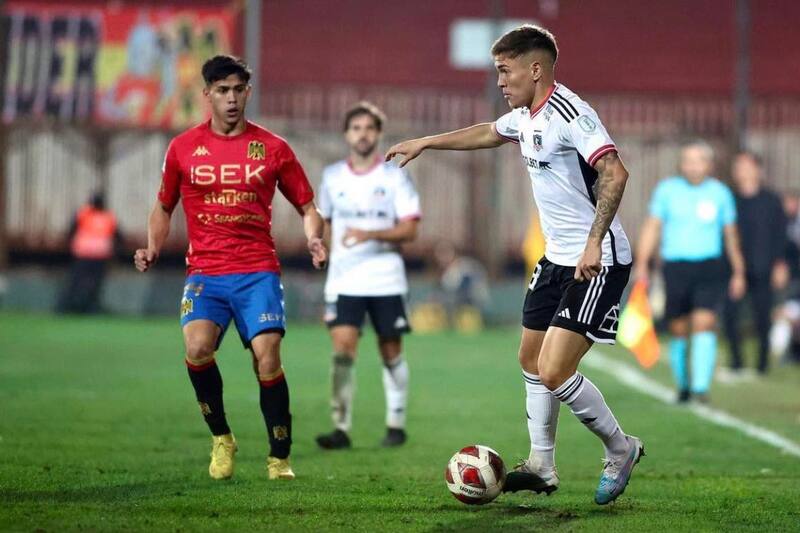 El joven volante Lucas Soto de Colo Colo en su primer partido por el Campeonato Nacional este 2023 frente a Unión Española.