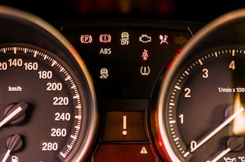 Puedes sufrir un accidente grave: Esta luz en el tablero indica que necesitas asistencia mecánica inmediata