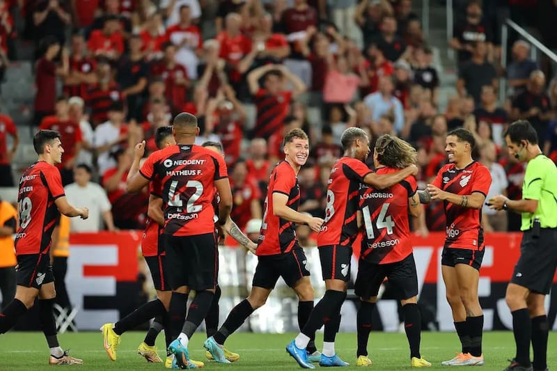Entrena con los marginados del Atlético Paranaense