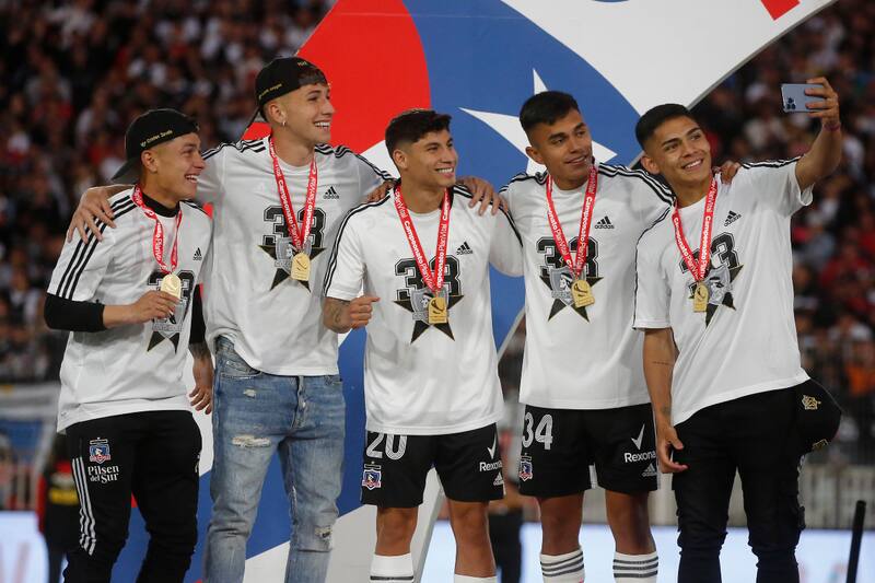 celebrando el título de Colo Colo. Foto: Aton.