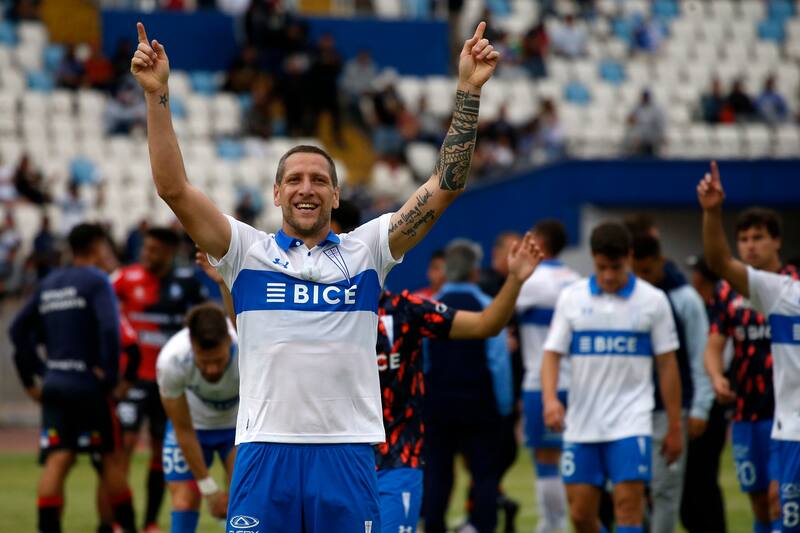 El volante argentino saluda a la barra cruzada. Una imagen que se hizo costumbre durante varias temporadas.