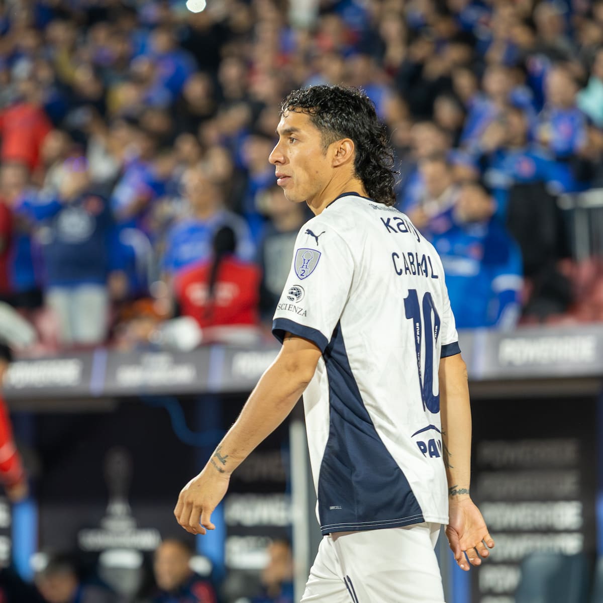 ¿Vuelve a casa? Luciano Cabral con un pie fuera de Independiente por “culpa” de Gustavo Quinteros