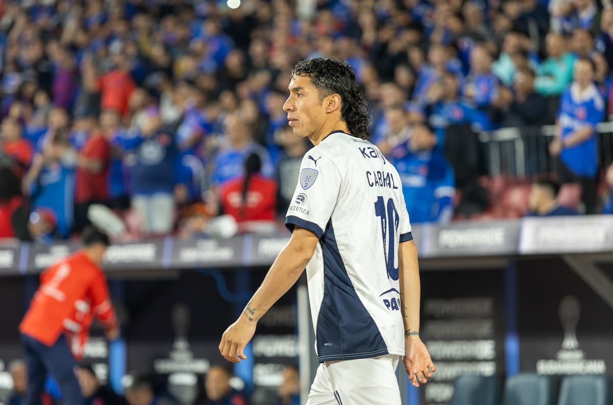 ¿Vuelve a casa? Luciano Cabral con un pie fuera de Independiente por “culpa” de Gustavo Quinteros