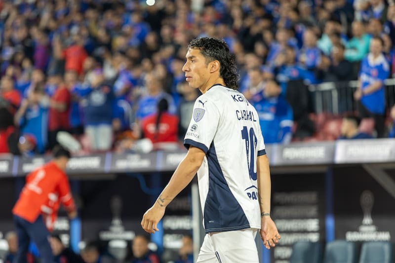 El volante chileno defendiendo a Independiente. Foto: Felipe Escobedo/En Cancha.