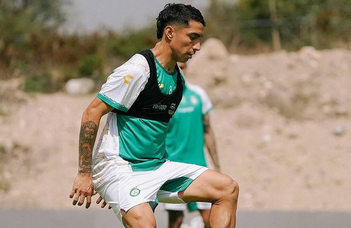 Luciano Cabral entrenando con el plantel del León. Foto: @clubleon_oficial