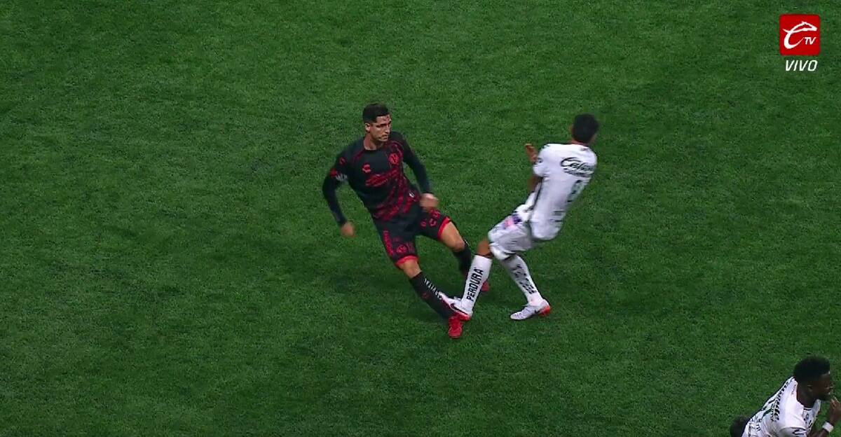 fue expulsado por pegar una terrible patada en la Liga MX.