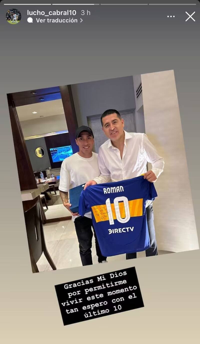 Luciano Cabral junto a Juan Román Riquelme.