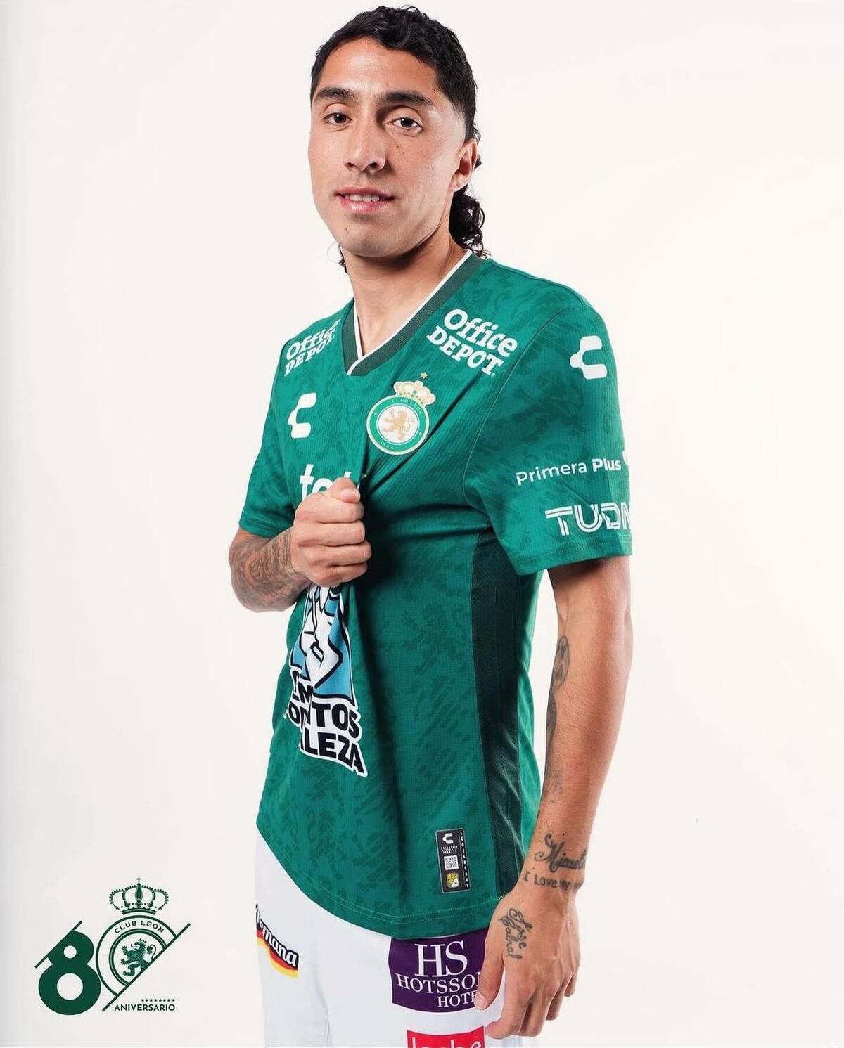 Luciano Cabral posando con la camiseta del León de México.