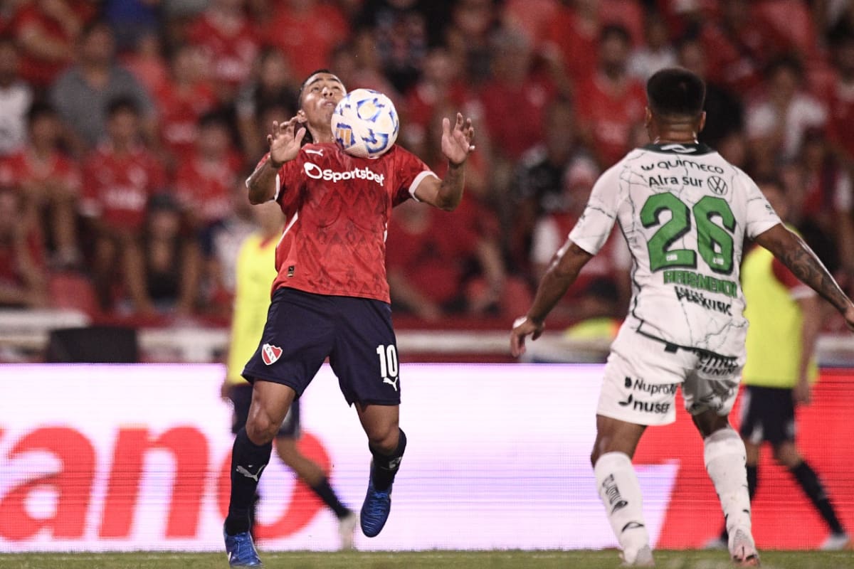 El '10' de Independiente recibió el respaldo del legendario Ricardo Bochini.