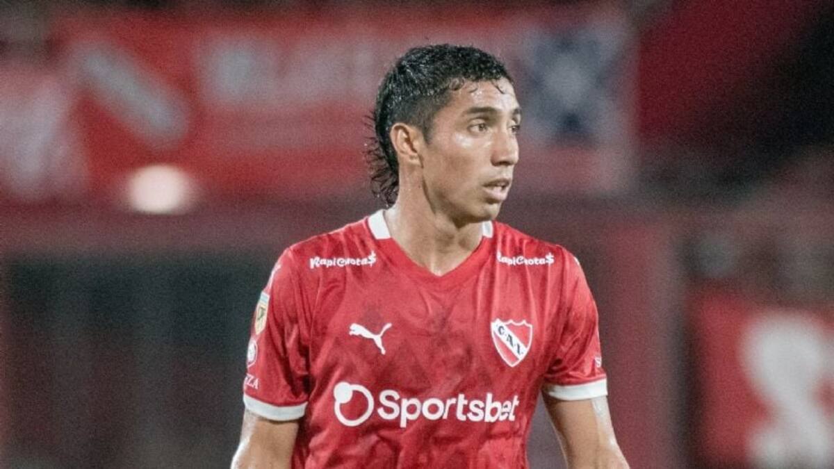 El chileno asoma desde la partida en Independiente de Avellaneda.