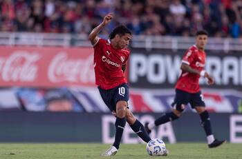 Los seleccionados chilenos que asoman como titulares para hoy en el fútbol argentino